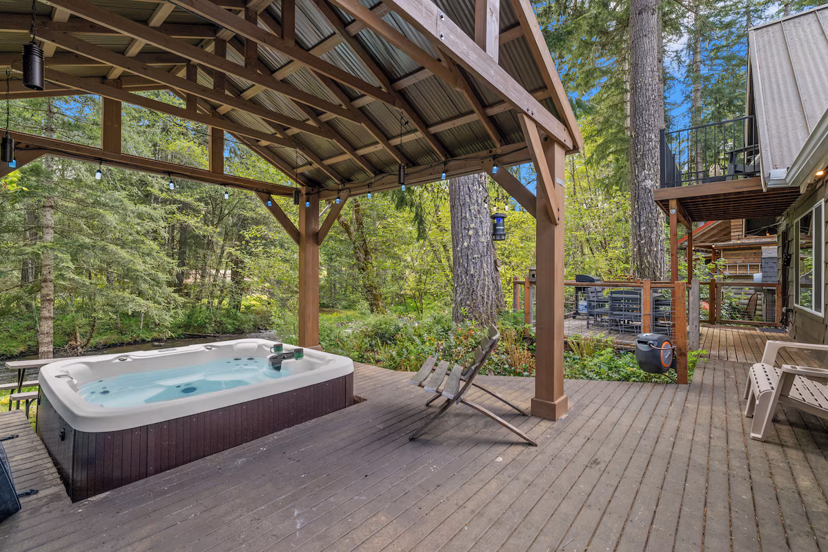 Riverfront Luxury Cabin, cabin with a private hot tub, photo 2