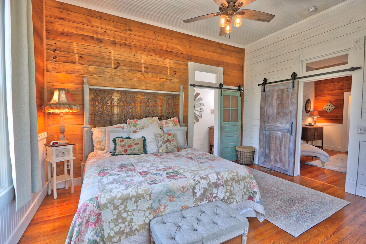 Serendipity Farmhouse, cabin with a private hot tub, photo 4