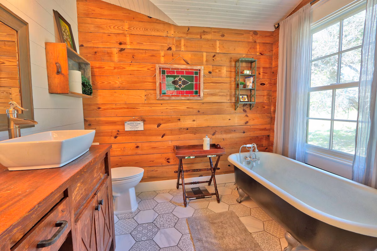 Serendipity Farmhouse, cabin with a private hot tub, photo 6