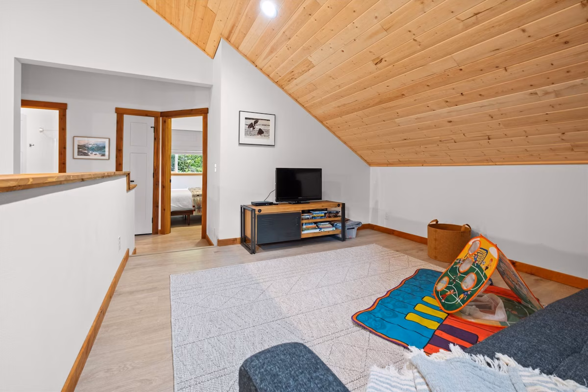 Serenity Nest Cabin, cabin with a private hot tub, photo 3
