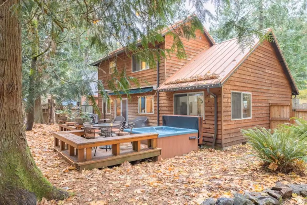 TIMBERLINE RETREAT, cabin with a private hot tub, photo 8