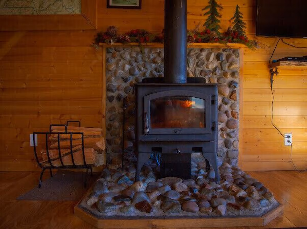 The River House, cabin with a private hot tub, photo 6