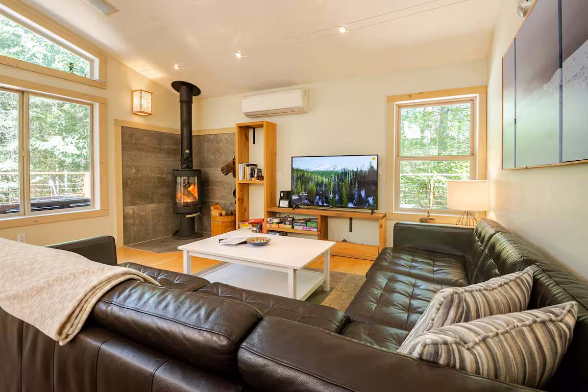 The River House, cabin with a private hot tub, photo 2