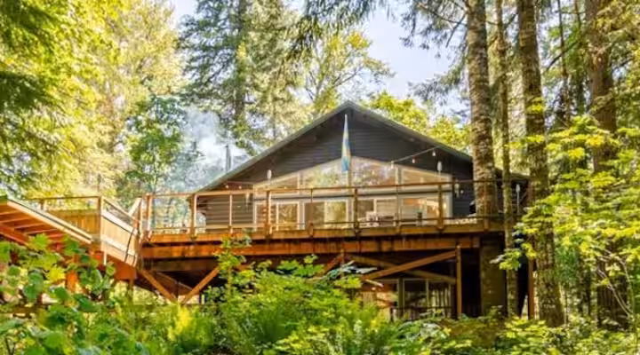 The River House, cabin with a private hot tub, photo 8