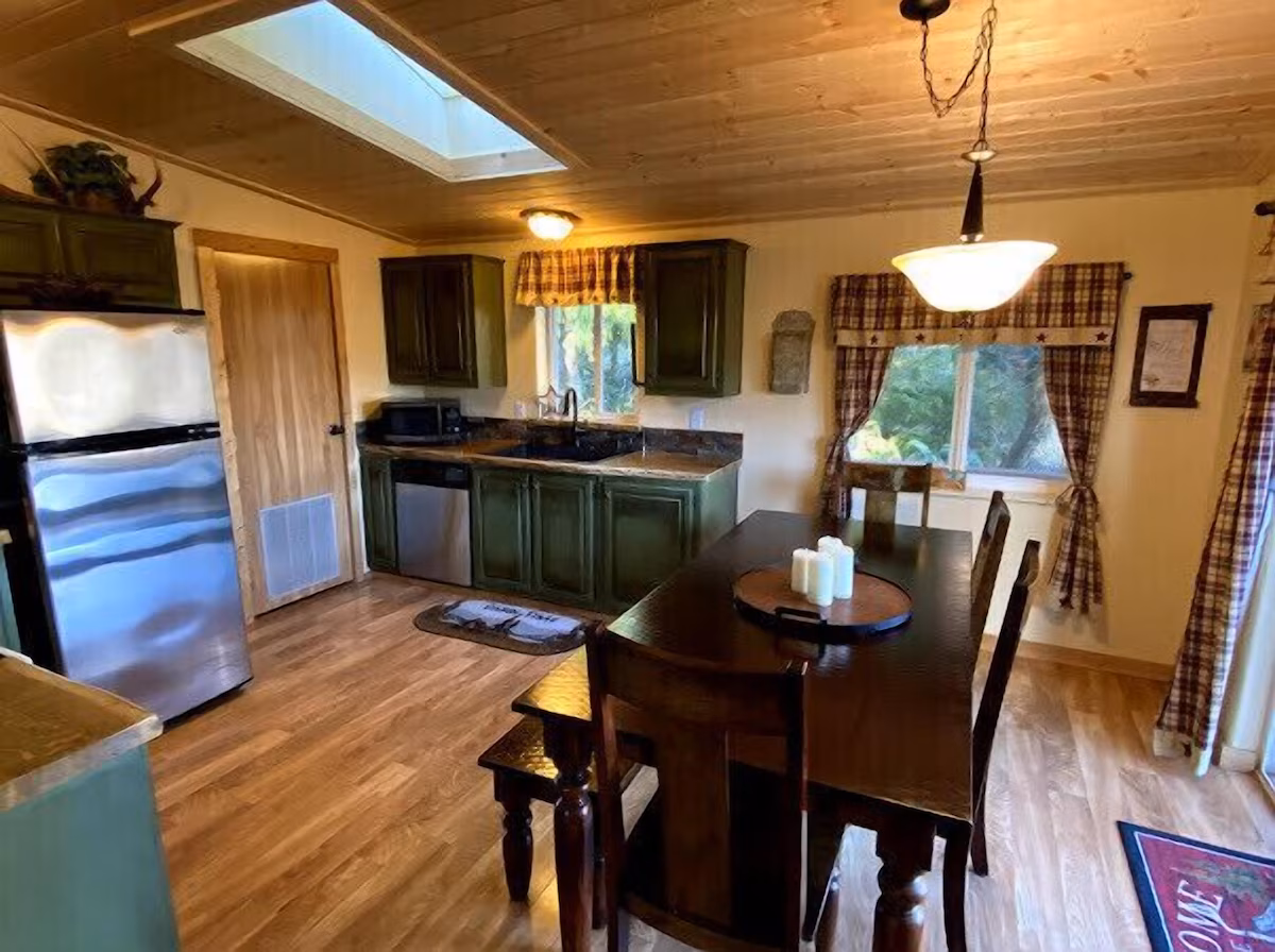 The River House, cabin with a private hot tub, photo 4
