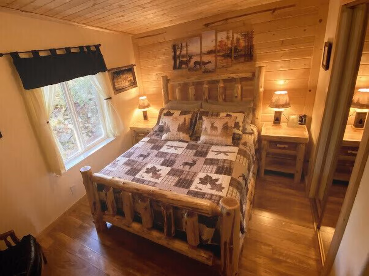 The River House, cabin with a private hot tub, photo 3