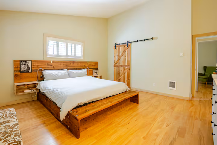 The River House, cabin with a private hot tub, photo 6