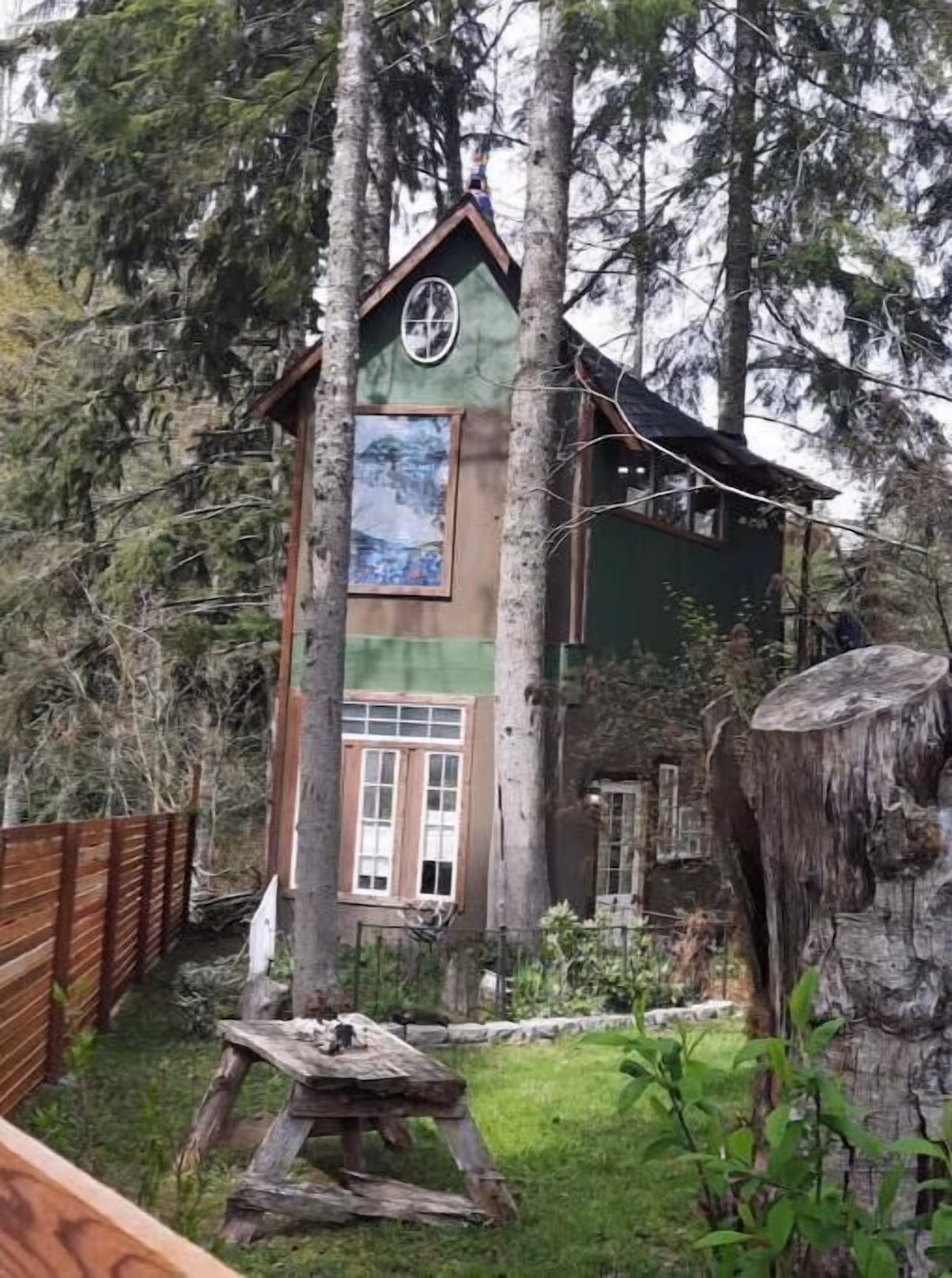 T’s Creekside Cabin, cabin with a private hot tub, photo 4