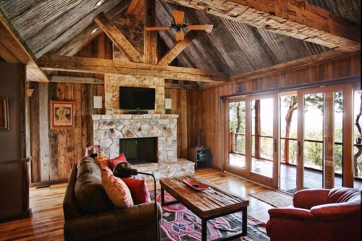Upscale Luxury Cabin!, cabin with a private hot tub, photo 3