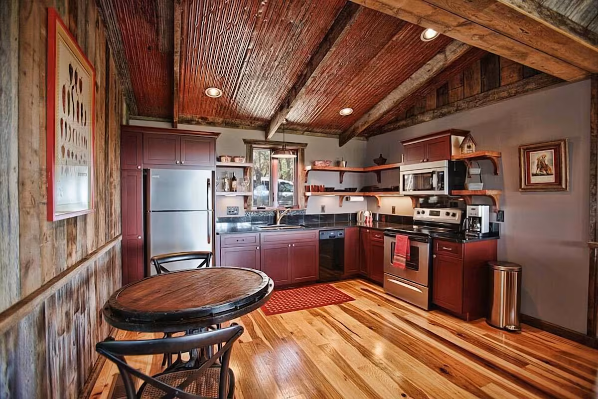 Upscale Luxury Cabin!, cabin with a private hot tub, photo 4