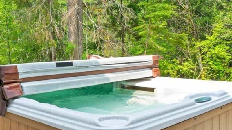 White Rainier, cabin with a private hot tub, photo 1