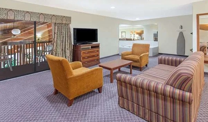 Baymont by Wyndham Smyrna, room with private jacuzzi, photo 4