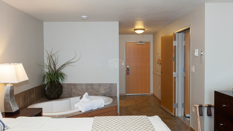 Beacon Pointe on Lake Superior, room with private jacuzzi, photo 4