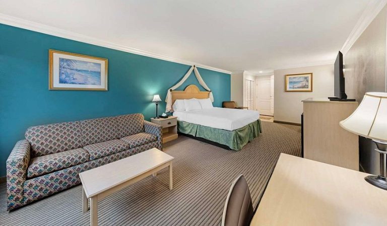 Best Western Harbour Inn & Suites- Sunset Beach