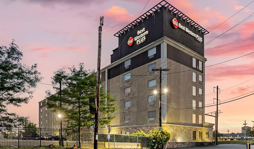 Aiden by Best Western Newark Airport, room with private jacuzzi, photo 7