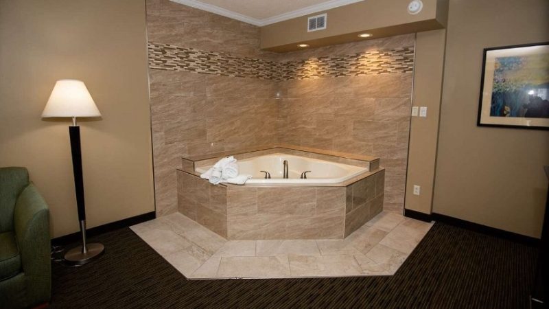 Best Western Plus Plattsburgh666 - jacuzzi hotel room