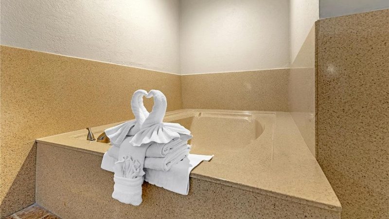 Best Western Redondo Beach Galleria Inn Hotel – Beach City La, room with private jacuzzi, photo 1