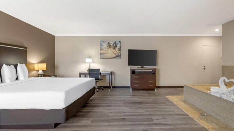 Best Western Redondo Beach Galleria Inn Hotel – Beach City La, room with private jacuzzi, photo 3