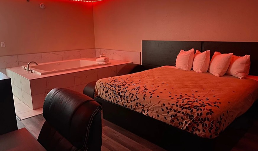 Chicago Club Inn & Suites, room with private jacuzzi, photo 7
