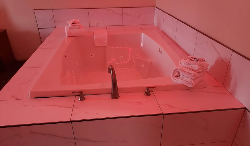 Chicago Club Inn & Suites, room with private jacuzzi, photo 8