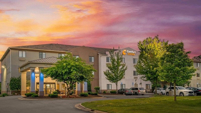 Comfort Suites Auburn Hills, room with private jacuzzi, photo 4