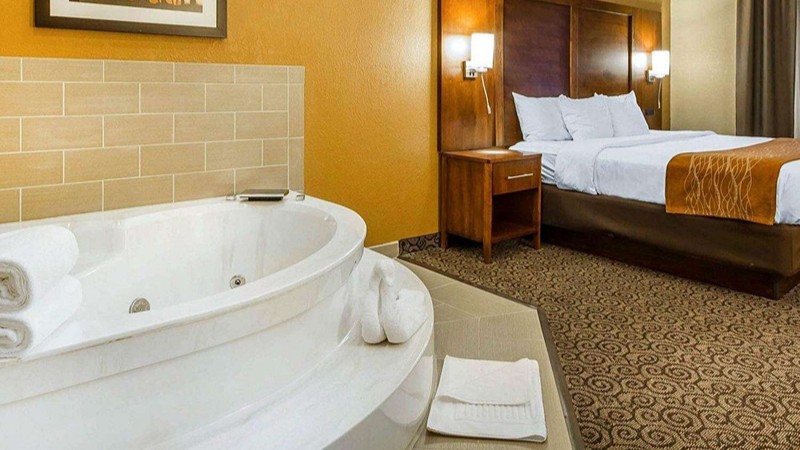 Comfort Suites Ramsey5 - jacuzzi hotel room