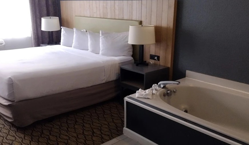 Days Inn & Suites by Wyndham Rochester Hills MI