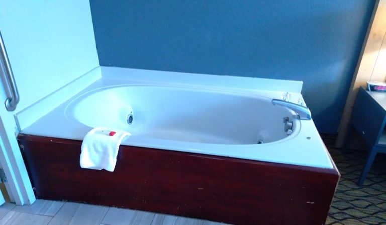 Days Inn & Suites by Wyndham Rochester Hills MI
