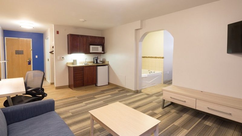 Holiday Inn Express Hotel & Suites Detroit – Utica, room with private jacuzzi, photo 3