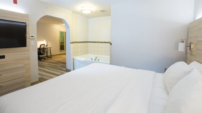 Holiday Inn Express Hotel & Suites Detroit – Utica, room with private jacuzzi, photo 2