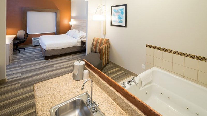 Holiday Inn Express Hotel & Suites Detroit – Utica, room with private jacuzzi, photo 1