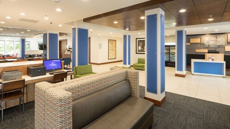 Holiday Inn Express Hotel & Suites Detroit – Utica, room with private jacuzzi, photo 4