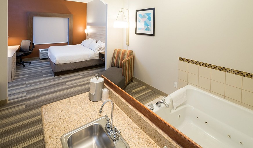 Holiday Inn Express Hotel & Suites Detroit – Utica