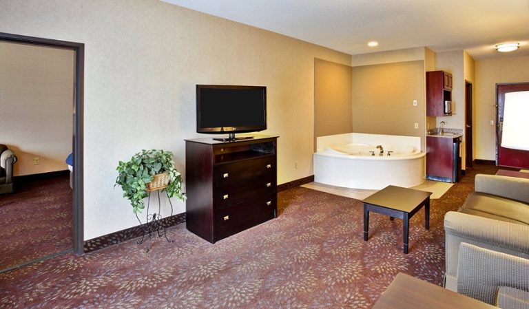 Holiday Inn Express Hotel & Suites Woodhaven