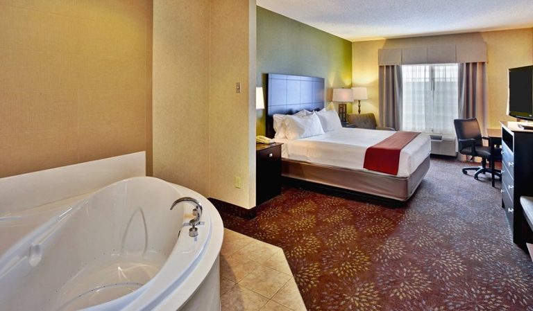 Holiday Inn Express Hotel & Suites Woodhaven