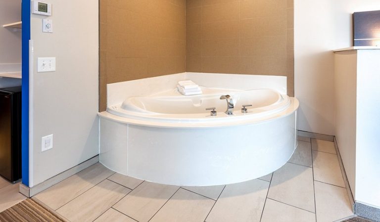 Holiday Inn Express Hotel & Suites Woodhaven