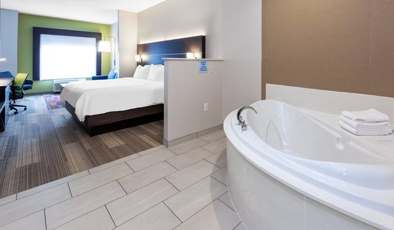 Holiday Inn Express Hotel & Suites Woodhaven