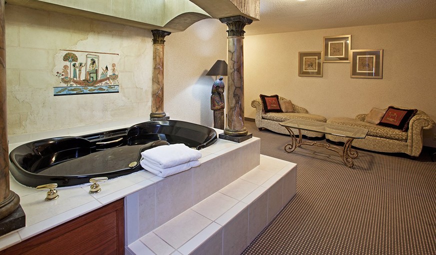 Holiday Inn Express & Suites Belleville (airport Area) By IHG, room with private jacuzzi, photo 5