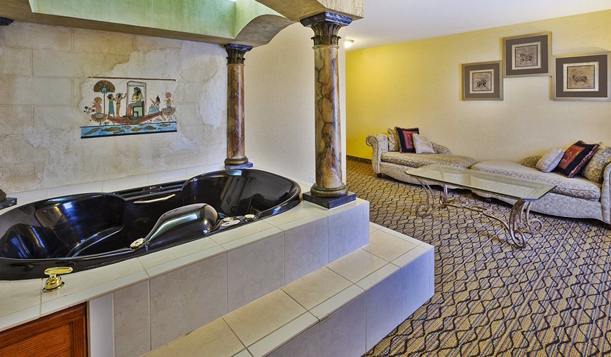 Holiday Inn Express & Suites Belleville (airport Area) By IHG, room with private jacuzzi, photo 6