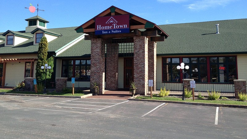 HomeTown Inn & Suites, room with private jacuzzi, photo 8