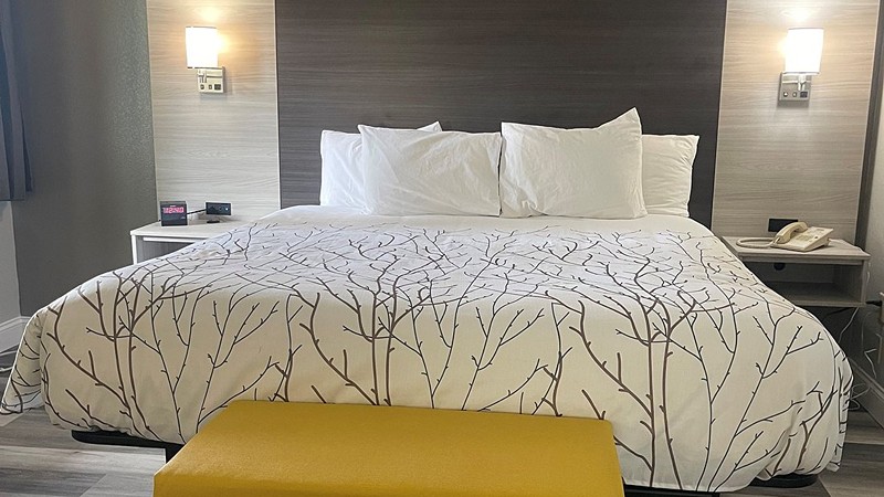 HomeTown Inn & Suites, room with private jacuzzi, photo 5
