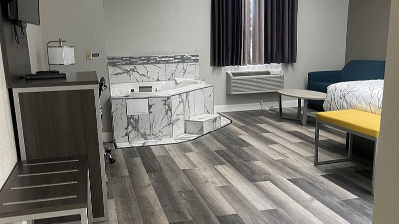 HomeTown Inn & Suites, room with private jacuzzi, photo 4