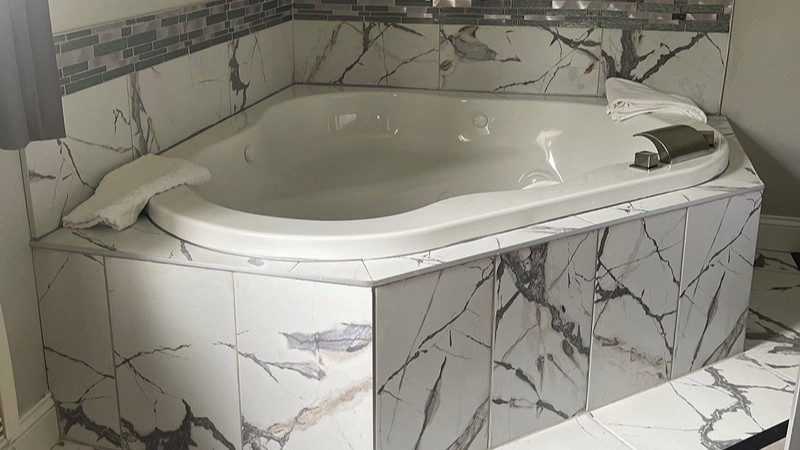HomeTown Inn & Suites, room with private jacuzzi, photo 3