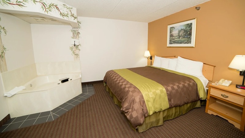 HomeTown Inn & Suites, room with private jacuzzi, photo 1