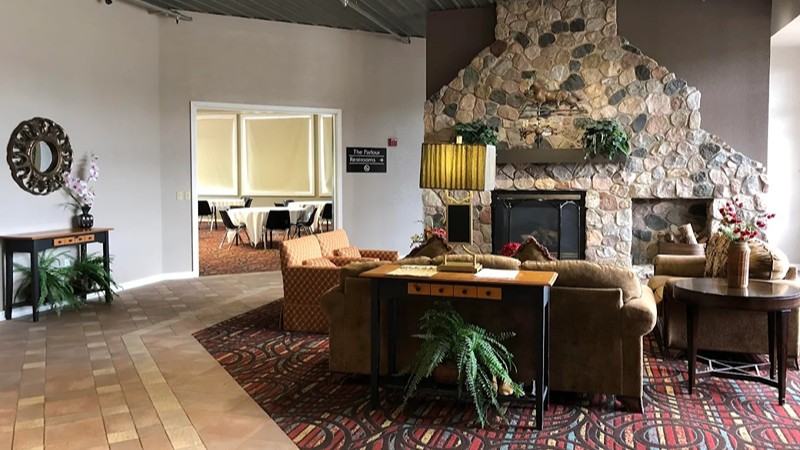 HomeTown Inn & Suites, room with private jacuzzi, photo 6