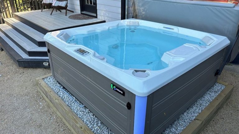 Hot Tub House in Italian Village – Walk to Cafes & Breweries