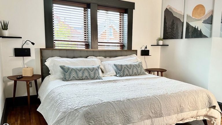 Hot Tub House in Italian Village – Walk to Cafes & Breweries