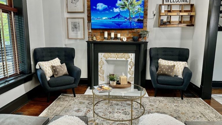 Hot Tub House in Italian Village – Walk to Cafes & Breweries