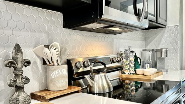 Hot Tub House in Italian Village – Walk to Cafes & Breweries