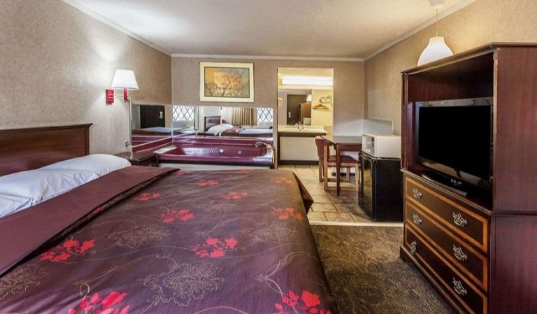 Knights Inn Farmington Hill
